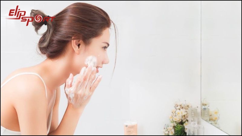 Sử dụng dưỡng ẩm dạng cream chuy&ecirc;n dụng để tăng cường độ ẩm cho da kh&ocirc;