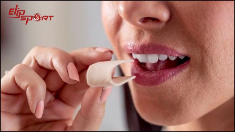 Nhai kẹo cao su kh&ocirc;ng đường khi thấy th&egrave;m ăn