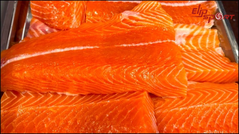 Trong 100g c&aacute; hồi nu&ocirc;i c&oacute; chứa khoảng 2,3g axit b&eacute;o omega-3 