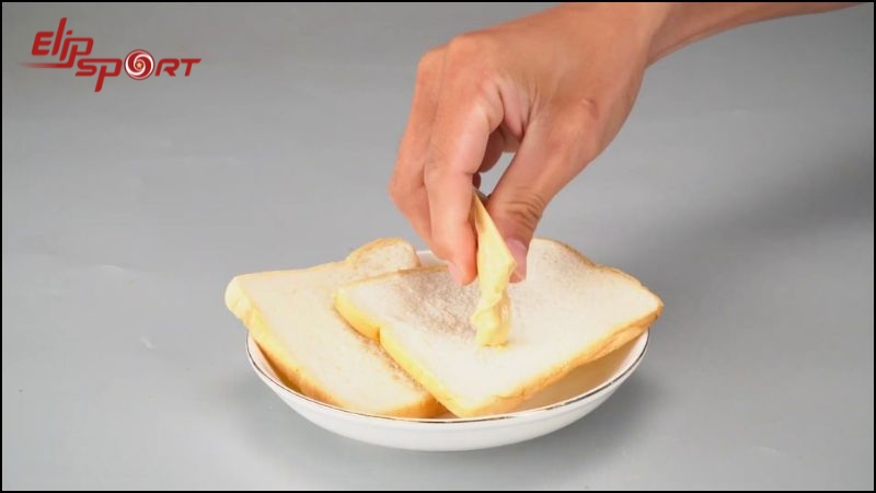 Hạn chế d&ugrave;ng bơ v&agrave; ph&ocirc; mai
