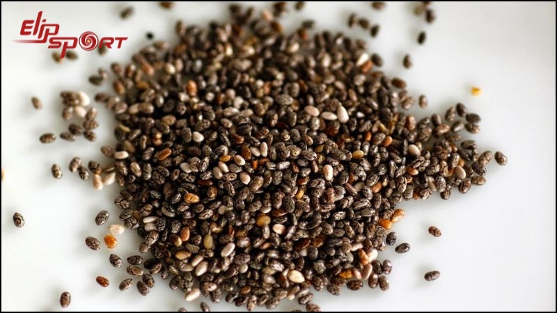 Uống nhiều nước trước khi ăn hạt chia để tr&aacute;nh ảnh hưởng đến hệ ti&ecirc;u h&oacute;a