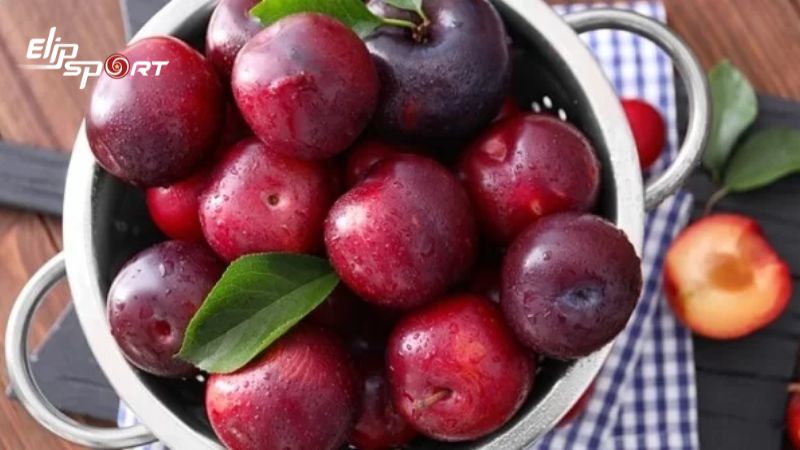 Ăn Mận Bắc qu&aacute; nhiều g&acirc;y nhiệt v&agrave; nổi mụn