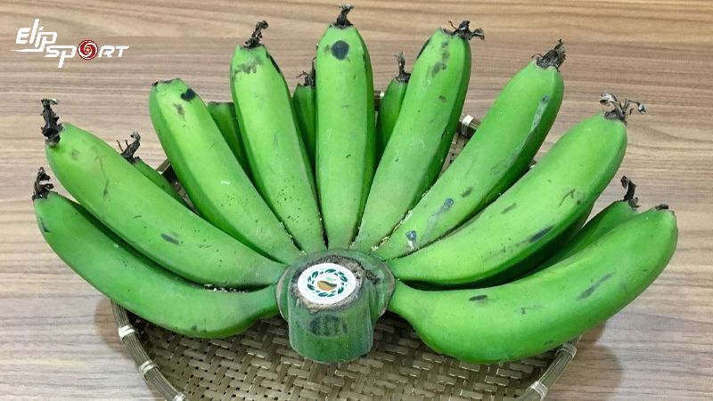 Bạn n&ecirc;n chọn mua những nải chuối c&oacute; m&agrave;u xanh sậm, quả căng b&oacute;ng