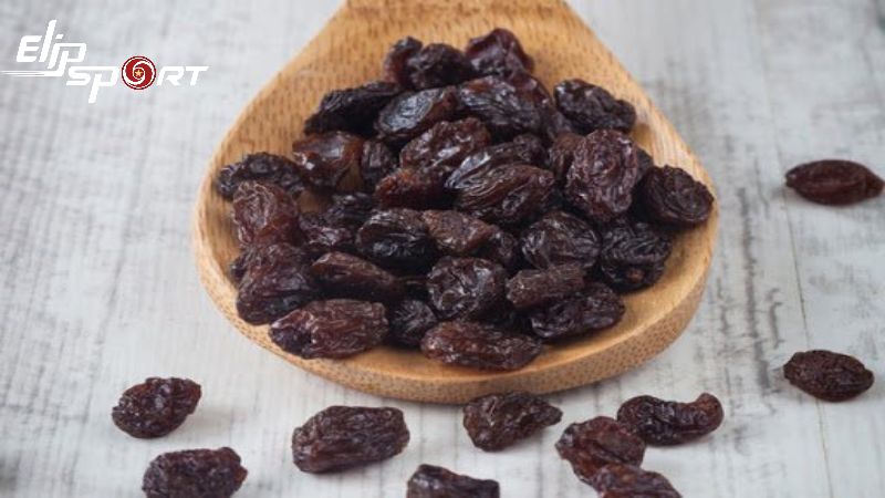 Một cốc nhỏ nho kh&ocirc; chứa khoảng 94 gam đường