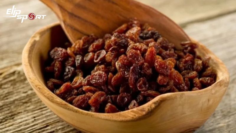 Bạn cũng cần phải lưu &yacute; về liều lượng nho kh&ocirc; khi ăn