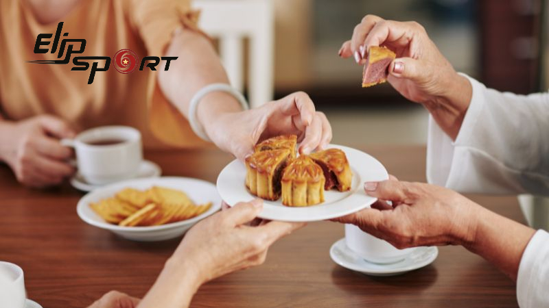 N&ecirc;n chia b&aacute;nh th&agrave;nh những phần nhỏ để thưởng thức