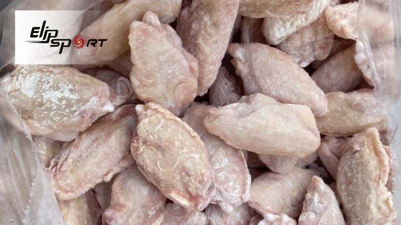 Tr&aacute;nh mua những miếng g&agrave; c&oacute; lớp băng qu&aacute; d&agrave;y