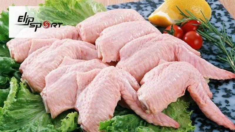 M&agrave;u của c&aacute;nh g&agrave; cũng l&agrave; yếu tố quyết định độ tươi của g&agrave;