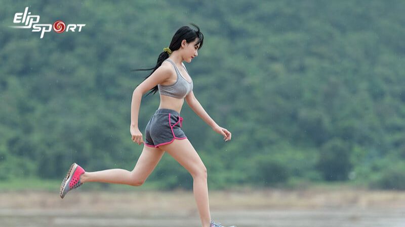 Để bụng rỗng khi chạy bộ c&oacute; thể l&agrave;m giảm hiệu suất v&agrave; sức b&ecirc;n khi chạy
