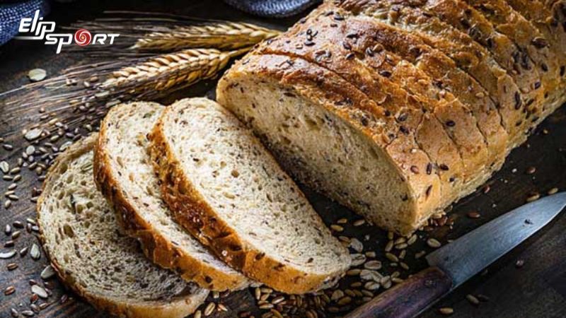 Cung cấp năng lượng với thực phẩm gi&agrave;u carbohydrate như b&aacute;nh m&igrave; nguy&ecirc;n hạt trước khi chạy bộ