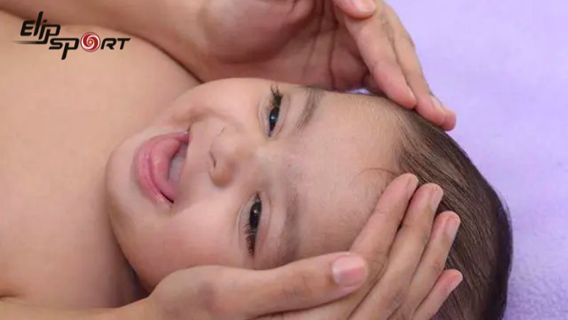 Massage đầu và mặt giúp bé ngủ ngon
