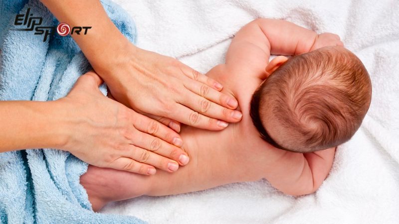 Massage lưng cho trẻ sơ sinh