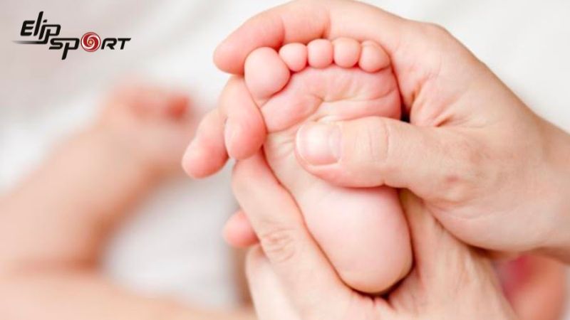 Massage chân cho trẻ sơ sinh