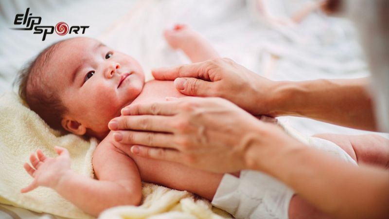 Massage ngực và vai cho bé