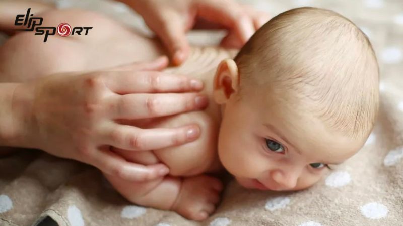 Mẹ nên tránh massage bé ngay sau khi bé ăn no