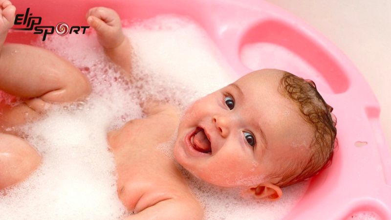 Tắm sạch dầu massage trên da bé