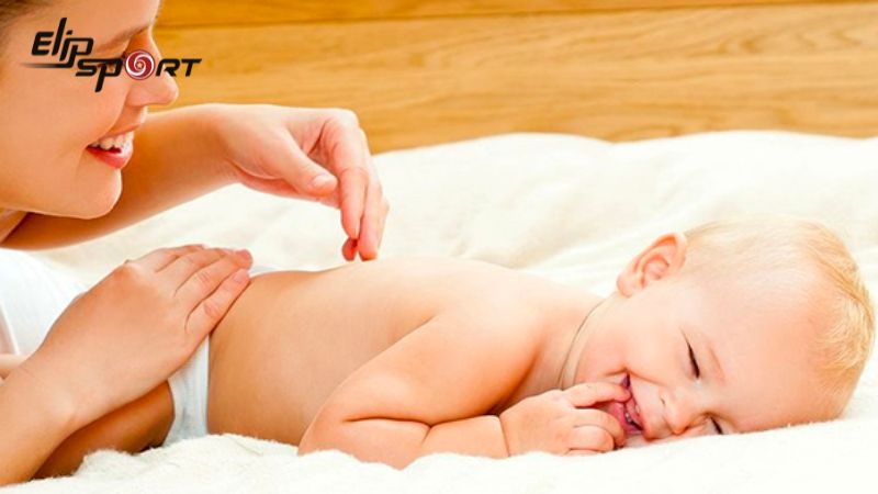 Hãy sử dụng lực massage nhẹ nhàng, vừa phải khi thực hiện các phương pháp massage cho bé