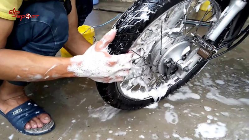 Cuối tuần th&igrave; mọi người thường hay chọn rửa xe