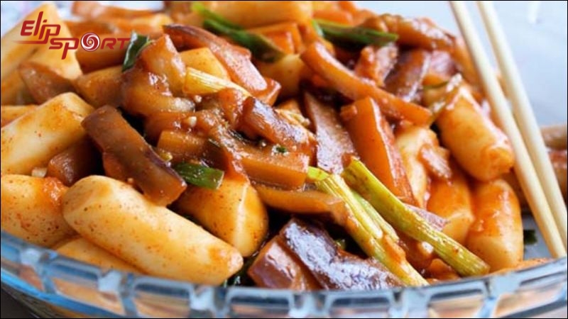 Bạn c&oacute; thể ăn Tokbokki chay bằng c&aacute;ch sử dụng c&aacute;c nguy&ecirc;n liệu thực vật