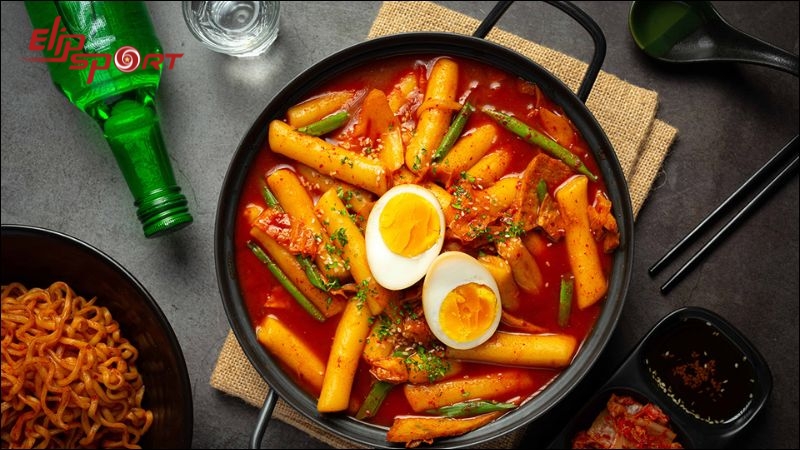 Một nồi lẩu Tokbokki d&agrave;nh cho 4 người ăn c&oacute; thể cung cấp đến 1800 calo