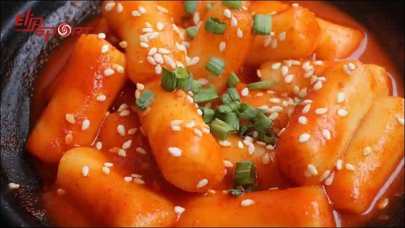 Bạn kh&ocirc;ng n&ecirc;n ăn lẩu Tokbokki nếu đang muốn giảm c&acirc;n hay siết chặt c&acirc;n nặng