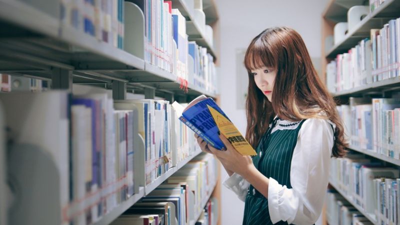 Đứng đọc s&aacute;ch trong 30 ph&uacute;t sẽ ti&ecirc;u hao 54 calo