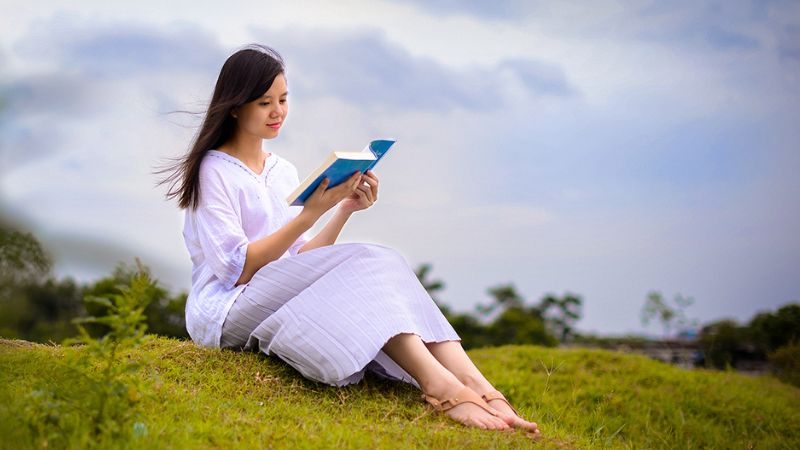 Đọc s&aacute;ch gi&uacute;p bạn thư gi&atilde;n v&agrave; cải thiện tr&iacute; n&atilde;o