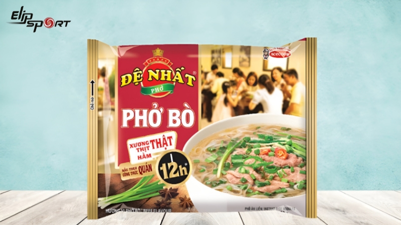 Khi nấu phở g&oacute;i, h&atilde;y bổ sung đầy đủ rau, củ, thịt hoặc trứng