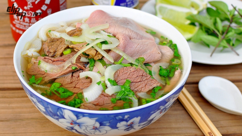 Mức calo trung b&igrave;nh trong một t&ocirc; phở l&agrave; tr&ecirc;n 350 calo