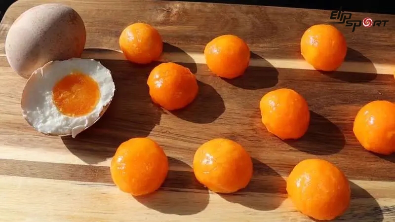 Việc ăn trứng muối theo c&aacute;ch đ&uacute;ng kh&ocirc;ng g&acirc;y tăng c&acirc;n