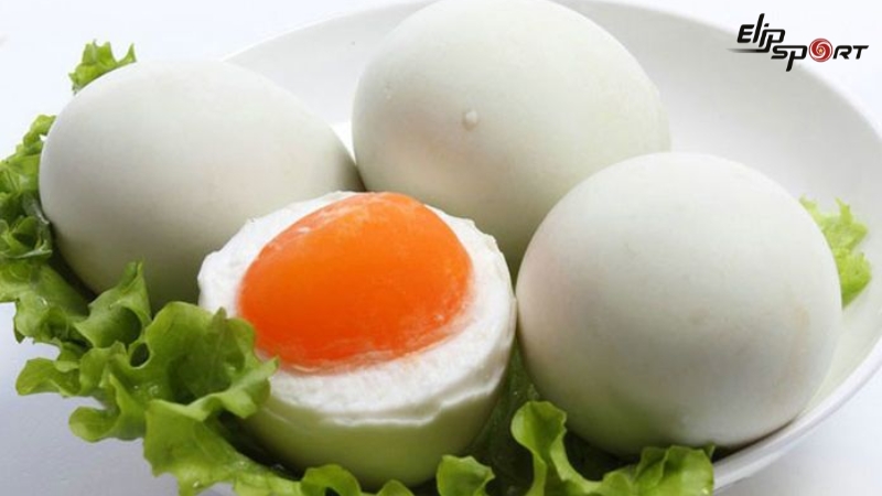 Trứng muối kh&ocirc;ng tốt cho những ai huyết &aacute;p thấp