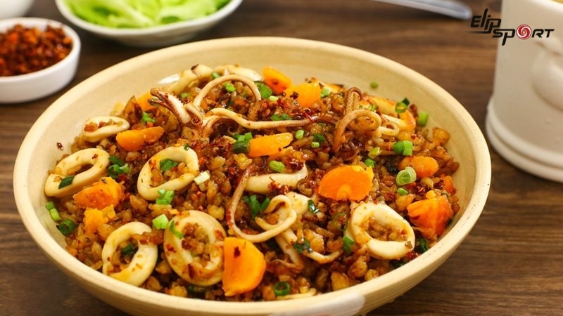 Cơm chi&ecirc;n trứng muối l&agrave; một m&oacute;n ăn kh&ocirc;ng thể bỏ qua