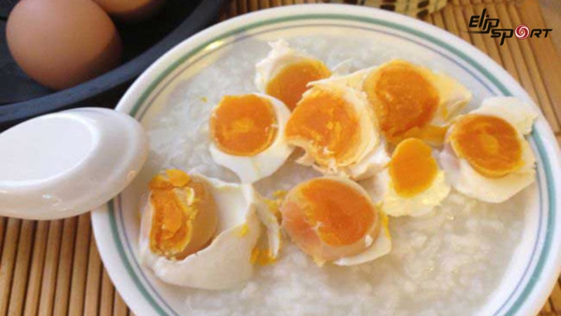 Ch&aacute;o trứng muối v&ocirc; c&ugrave;ng dễ ăn v&agrave; thơm ngon