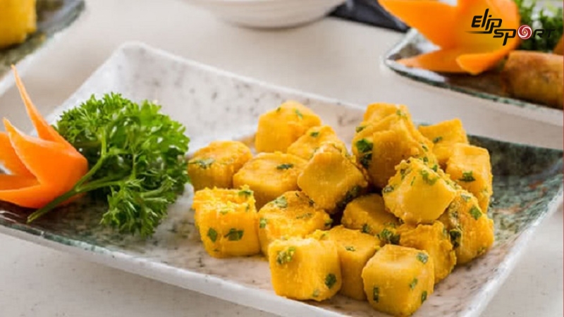 Đậu hũ sốt trứng muối l&agrave; một m&oacute;n ăn v&ocirc; c&ugrave;ng hấp dẫn v&agrave; mới lạ