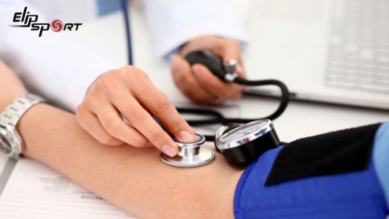 Ti&ecirc;u thụ qu&aacute; nhiều muối t&ocirc;m c&oacute; khả năng l&agrave;m tăng huyết &aacute;p