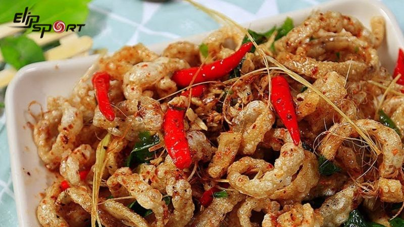 Hướng dẫn c&aacute;ch l&agrave;m da lợn chi&ecirc;n x&oacute;c c&ugrave;ng muối ớt