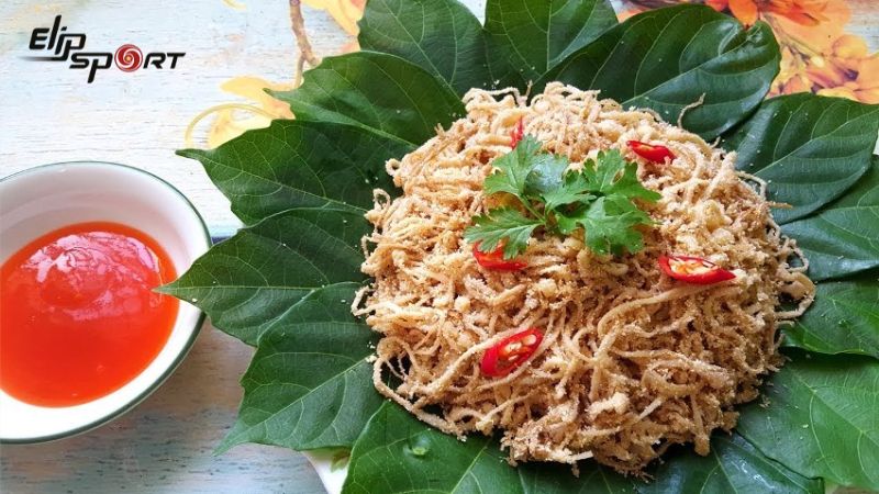 Da lợn chi&ecirc;n x&oacute;c c&ugrave;ng muối ớt da lợn trộn th&iacute;nh