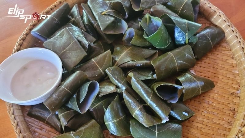 B&aacute;nh l&aacute; mơ truyền thống c&oacute; h&igrave;nh dạng dẹt, d&agrave;i v&agrave; m&agrave;u xanh đậm