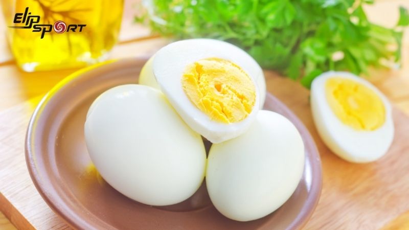 Trứng luộc l&agrave; một nguồn cung cấp đạm gi&agrave;u chất lượng gi&uacute;p x&acirc;y dựng v&agrave; duy tr&igrave; cơ bắp