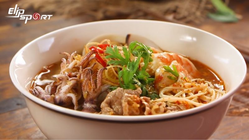 B&uacute;n Th&aacute;i được chế biến với nhiều dầu mỡ sẽ c&oacute; lượng calo cao hơn