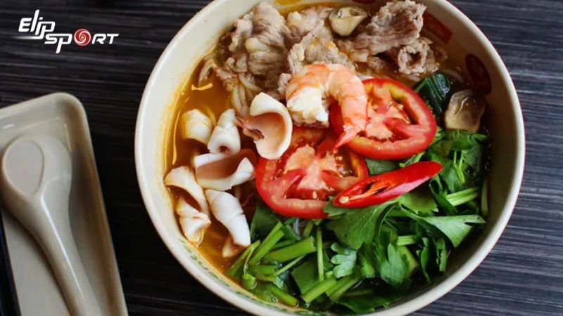 Kết hợp b&uacute;n Th&aacute;i với rau sống như rau x&agrave; l&aacute;ch, rau thơm gi&uacute;p tăng cường chất xơ m&agrave; kh&ocirc;ng tăng calo