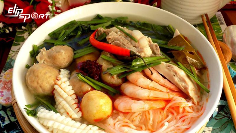 Trung b&igrave;nh một t&ocirc; b&uacute;n Th&aacute;i c&oacute; thể chứa khoảng 400-500 calo