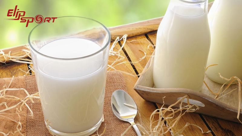 Sữa tươi kh&ocirc;ng đường chứa rất nhiều vitamin v&agrave; kho&aacute;ng chất