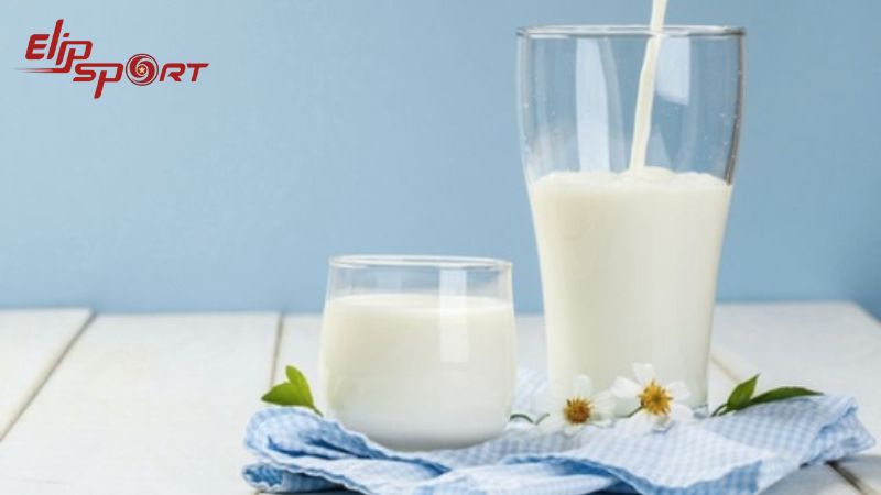 Một điểm quan trọng l&agrave; sữa kh&ocirc;ng đường gi&uacute;p giảm lượng chất b&eacute;o