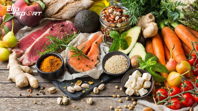 H&atilde;y kết hợp chế độ ăn uống đa dạng v&agrave; cung cấp đủ c&aacute;c nh&oacute;m thực phẩm cần thiết