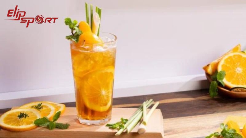 Để pha tr&agrave; đ&agrave;o, h&atilde;y lấy nước đ&agrave;o ng&acirc;m v&agrave;o ly, th&ecirc;m nước lọc v&agrave; đ&aacute;