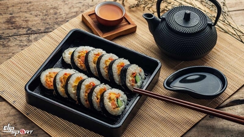 Trung b&igrave;nh mỗi cuộn kimbap truyền thống (100g) chứa khoảng 400 calo