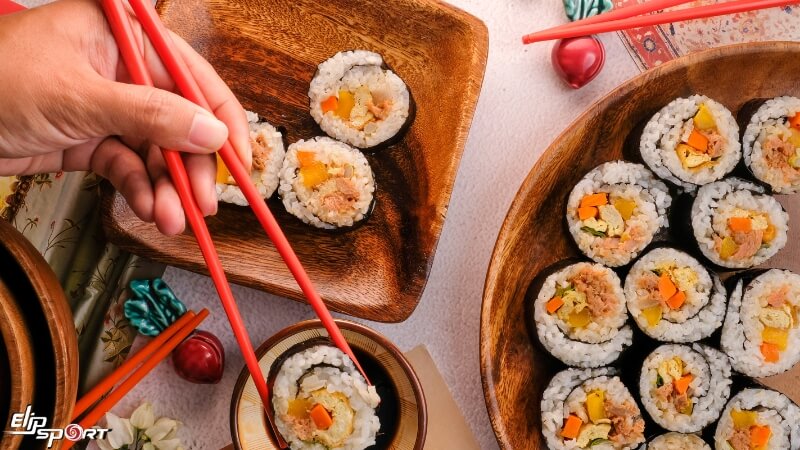Kimbap kh&aacute; gi&agrave;u calo n&ecirc;n người c&oacute; kế hoạch giảm c&acirc;n cần c&acirc;n nhắc