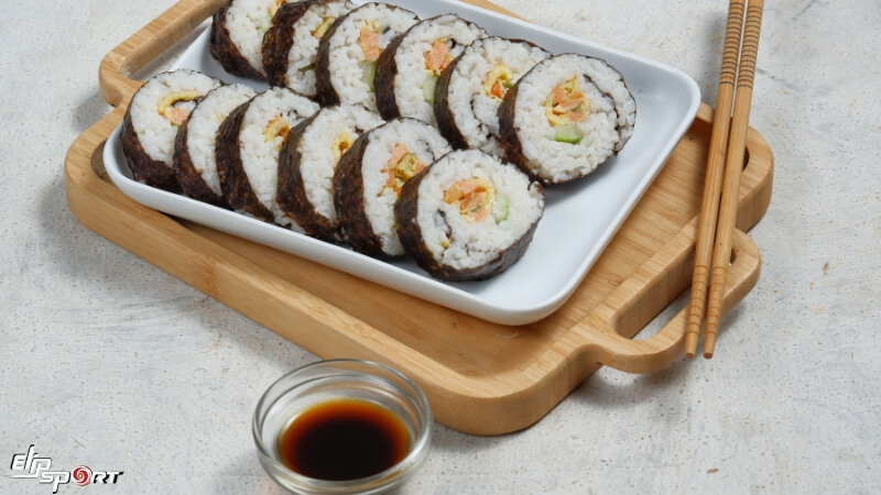 Thưởng thức kimbap c&ugrave;ng nước chấm theo sở th&iacute;ch