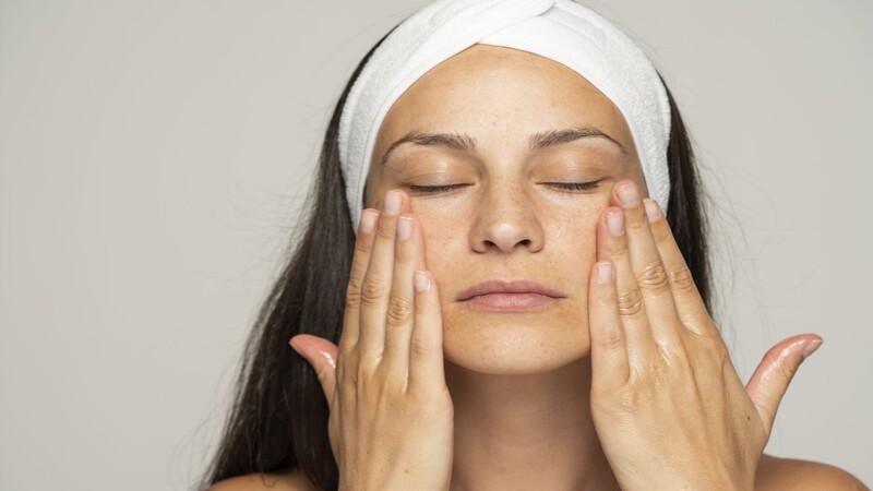 Massage mặt v&agrave;o cuối ng&agrave;y